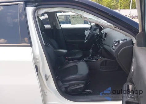 2021 Jeep Compass Altitude 4X4 z USA, uszkodzony, nr VIN 3C4NJDBB1MT568792